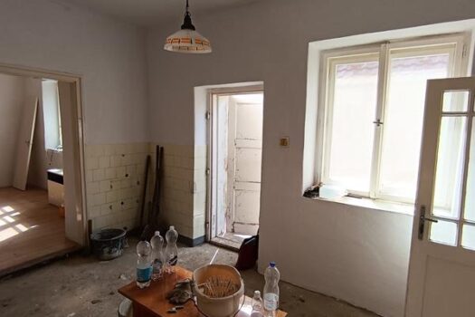 ELADÓ 2 SZOBÁS CSALÁDI HÁZ