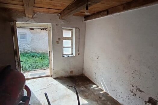 ELADÓ 2 SZOBÁS CSALÁDI HÁZ