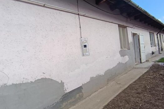 ELADÓ 2 SZOBÁS CSALÁDI HÁZ