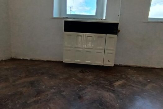 ELADÓ 2 SZOBÁS CSALÁDI HÁZ