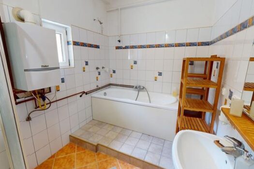 TÁLLYA KÖZPONTJÁBAN AZONNAL KÖLTÖZHETŐ CSALÁDI HÁZ