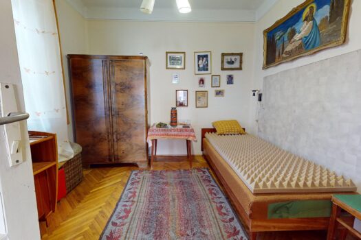 GÖNC LEGSZEBB HELYÉN KÁDÁR KOCKA JELLEGŰ