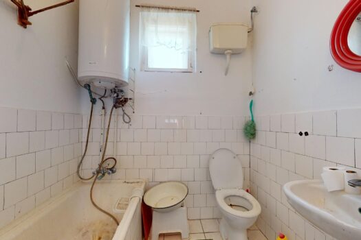 GÖNC LEGSZEBB HELYÉN KÁDÁR KOCKA JELLEGŰ