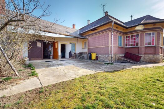 GÖNC LEGSZEBB HELYÉN KÁDÁR KOCKA JELLEGŰ