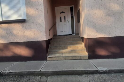 KÁDÁRKOCKA  JELLEGŰ INGATLAN ELÉRHETŐ ÁRON