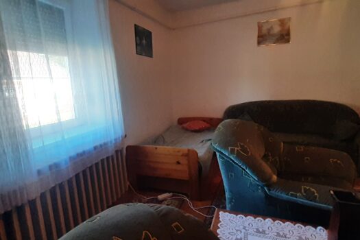 KÁDÁRKOCKA  JELLEGŰ INGATLAN ELÉRHETŐ ÁRON