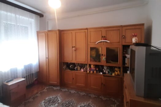 KÁDÁRKOCKA  JELLEGŰ INGATLAN ELÉRHETŐ ÁRON