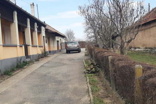 Eladó tágas családi ház Abaújkér központi részén!