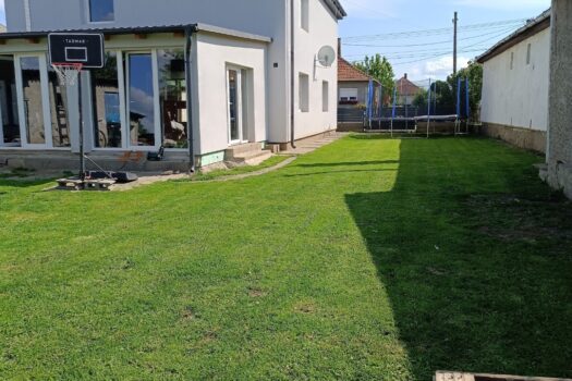 Eladó többfunkciós ingatlan Szerencs belvárosában – üzlettel, konditeremmel, nagy telekkel