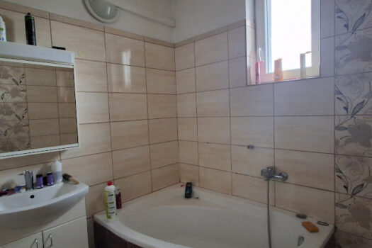 Eladó többfunkciós ingatlan Szerencs belvárosában – üzlettel, konditeremmel, nagy telekkel