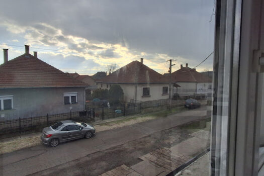 Eladó többfunkciós ingatlan Szerencs belvárosában – üzlettel, konditeremmel, nagy telekkel