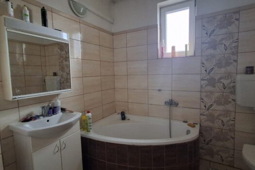 Eladó többfunkciós ingatlan Szerencs belvárosában – üzlettel, konditeremmel, nagy telekkel