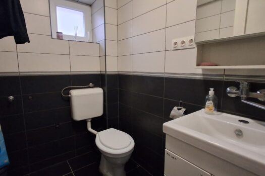 Eladó többfunkciós ingatlan Szerencs belvárosában – üzlettel, konditeremmel, nagy telekkel