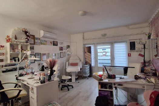 Eladó többfunkciós ingatlan Szerencs belvárosában – üzlettel, konditeremmel, nagy telekkel