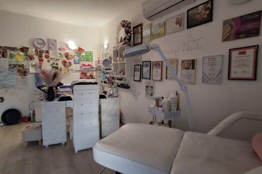 Eladó többfunkciós ingatlan Szerencs belvárosában – üzlettel, konditeremmel, nagy telekkel