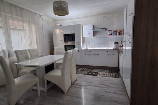 Eladó többfunkciós ingatlan Szerencs belvárosában – üzlettel, konditeremmel, nagy telekkel