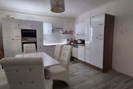 Eladó többfunkciós ingatlan Szerencs belvárosában – üzlettel, konditeremmel, nagy telekkel