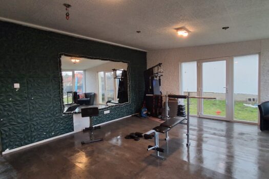 Eladó többfunkciós ingatlan Szerencs belvárosában – üzlettel, konditeremmel, nagy telekkel