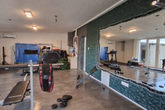 Eladó többfunkciós ingatlan Szerencs belvárosában – üzlettel, konditeremmel, nagy telekkel