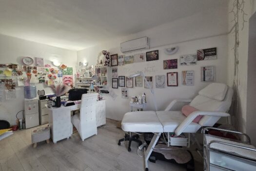 Eladó többfunkciós ingatlan Szerencs belvárosában – üzlettel, konditeremmel, nagy telekkel