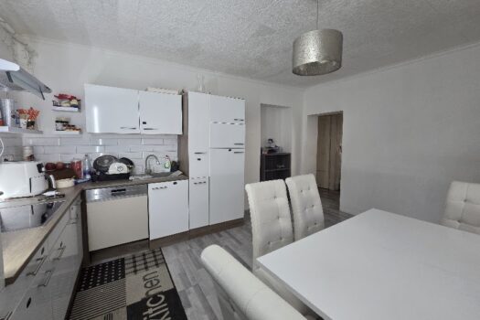 Eladó többfunkciós ingatlan Szerencs belvárosában – üzlettel, konditeremmel, nagy telekkel