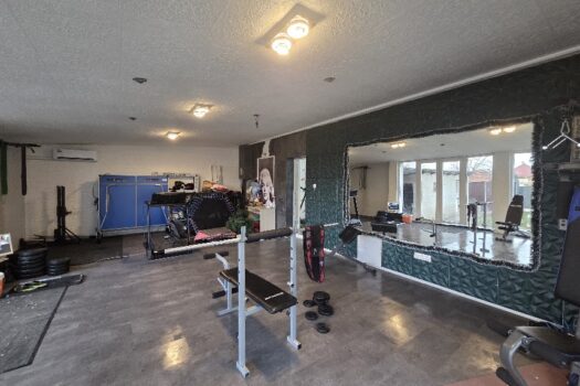 Eladó többfunkciós ingatlan Szerencs belvárosában – üzlettel, konditeremmel, nagy telekkel