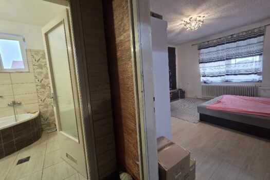 Eladó többfunkciós ingatlan Szerencs belvárosában – üzlettel, konditeremmel, nagy telekkel