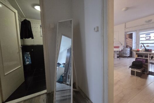 Eladó többfunkciós ingatlan Szerencs belvárosában – üzlettel, konditeremmel, nagy telekkel