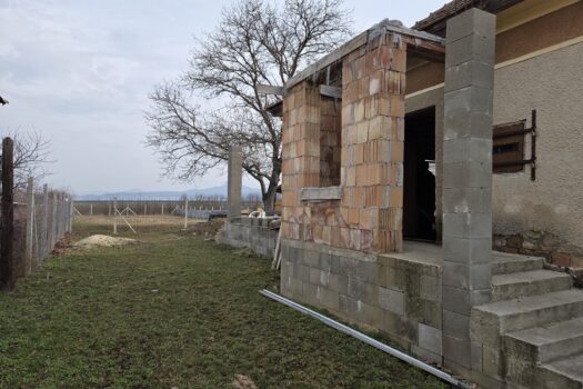 Eladó bővítés alatt álló családi ház nagy telekkel Abaújszántón