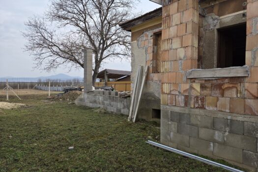 Eladó bővítés alatt álló családi ház nagy telekkel Abaújszántón