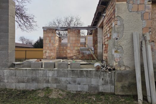 Eladó bővítés alatt álló családi ház nagy telekkel Abaújszántón