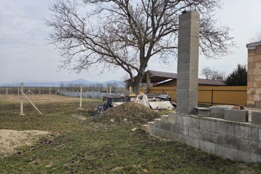 Eladó bővítés alatt álló családi ház nagy telekkel Abaújszántón