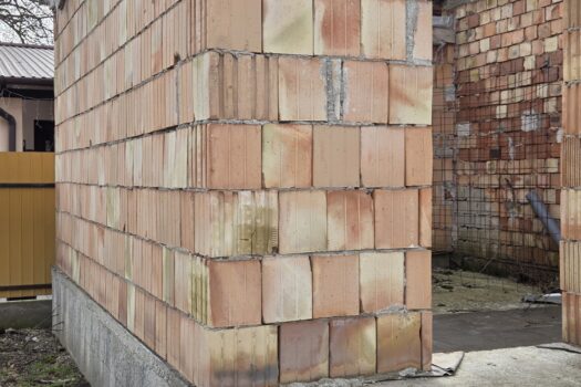 Eladó bővítés alatt álló családi ház nagy telekkel Abaújszántón