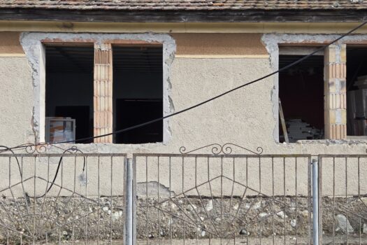 Eladó bővítés alatt álló családi ház nagy telekkel Abaújszántón