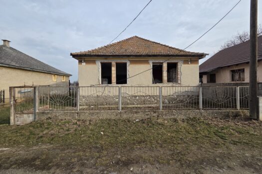 Eladó bővítés alatt álló családi ház nagy telekkel Abaújszántón