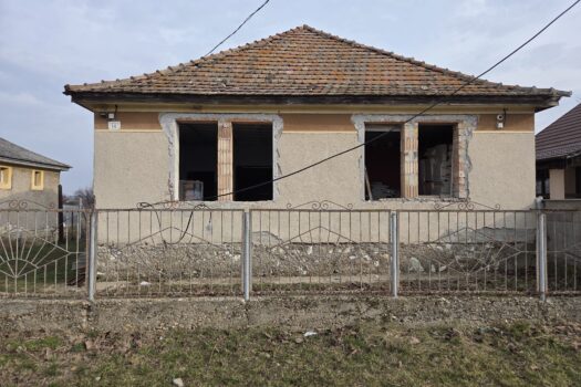 Eladó bővítés alatt álló családi ház nagy telekkel Abaújszántón