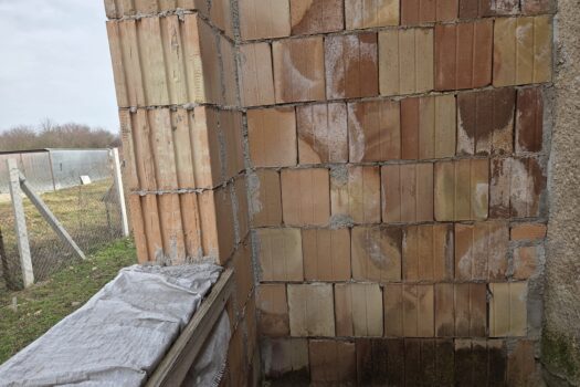 Eladó bővítés alatt álló családi ház nagy telekkel Abaújszántón