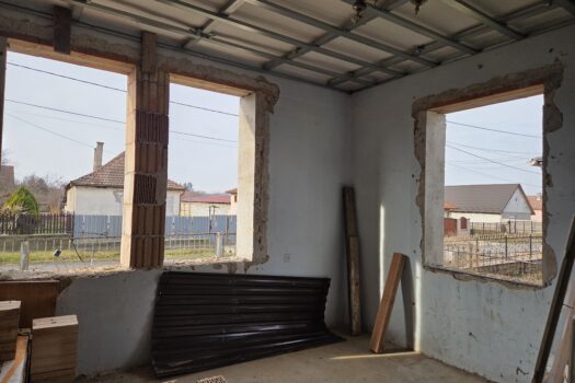 Eladó bővítés alatt álló családi ház nagy telekkel Abaújszántón