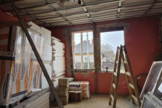 Eladó bővítés alatt álló családi ház nagy telekkel Abaújszántón