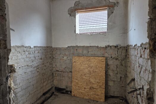 Eladó bővítés alatt álló családi ház nagy telekkel Abaújszántón