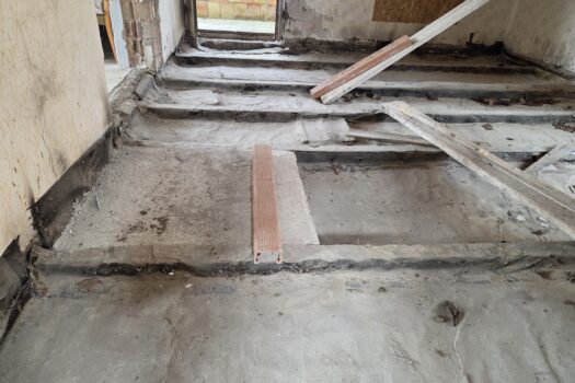 Eladó bővítés alatt álló családi ház nagy telekkel Abaújszántón