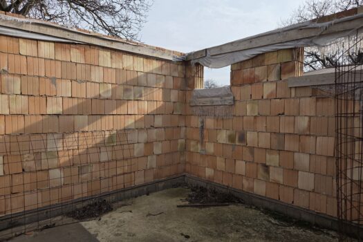 Eladó bővítés alatt álló családi ház nagy telekkel Abaújszántón