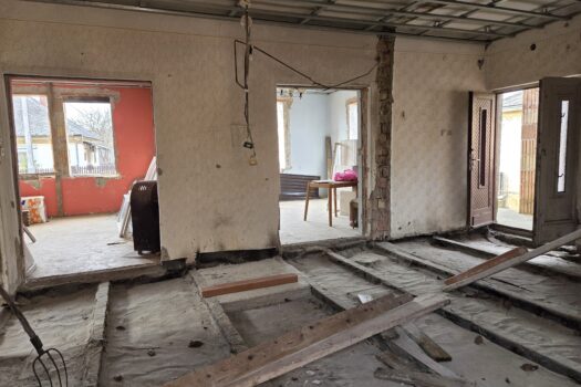 Eladó bővítés alatt álló családi ház nagy telekkel Abaújszántón