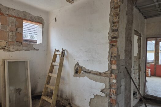 Eladó bővítés alatt álló családi ház nagy telekkel Abaújszántón