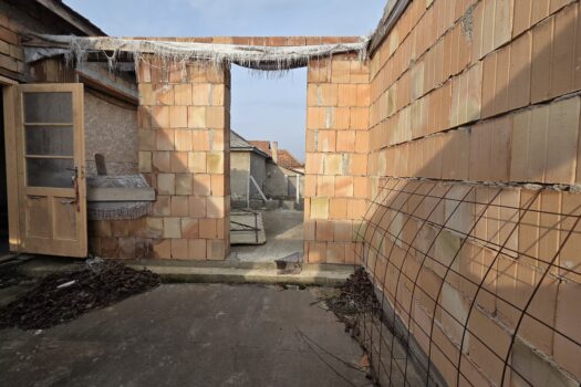 Eladó bővítés alatt álló családi ház nagy telekkel Abaújszántón