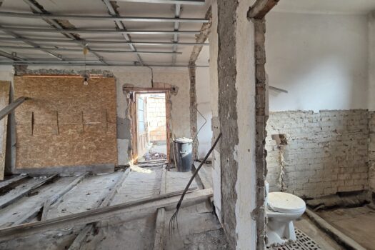 Eladó bővítés alatt álló családi ház nagy telekkel Abaújszántón