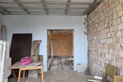 Eladó bővítés alatt álló családi ház nagy telekkel Abaújszántón