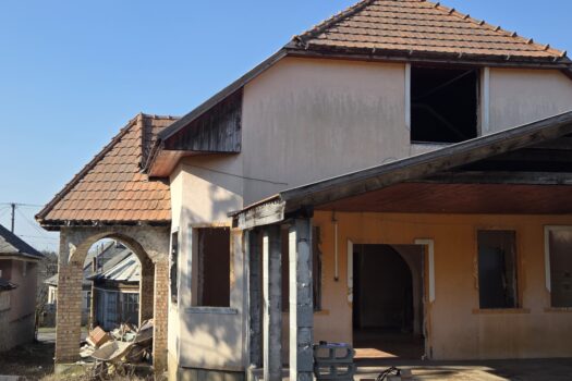 Eladó két különálló ingatlan egy telken, Monok fő utcáján – üzlet + családi ház, hatalmas telekkel és panorámával