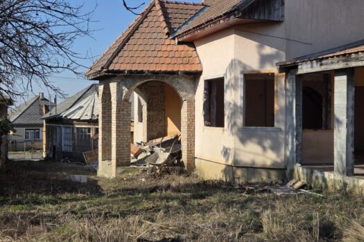 Eladó két különálló ingatlan egy telken, Monok fő utcáján – üzlet + családi ház, hatalmas telekkel és panorámával