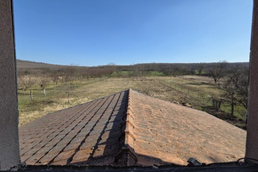 Eladó két különálló ingatlan egy telken, Monok fő utcáján – üzlet + családi ház, hatalmas telekkel és panorámával